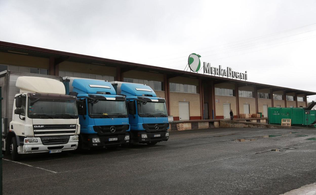 Camiones aparcados ayer tarde en Merkabugati, donde la actividad de momento se mantiene con cierta normalidad. 