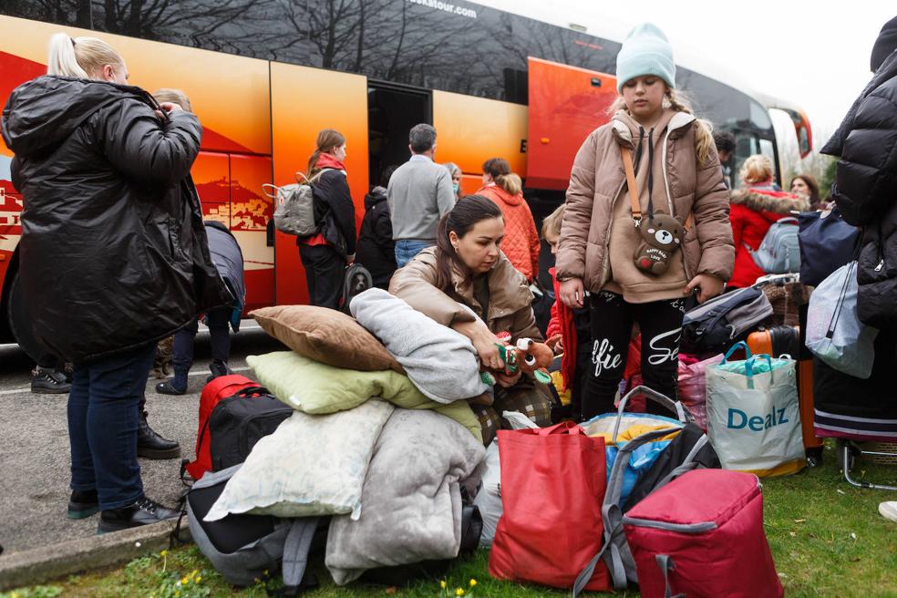 Refugiados ucranianos recién llegados a Irun recogen sus bolsas antes de reunirse con sus familias de acogida.