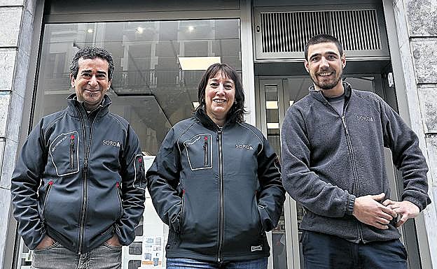 Fernando Cocho, a la izquierda, con sus compañeros Eluska y Xabi, ante la fachada del negocio.