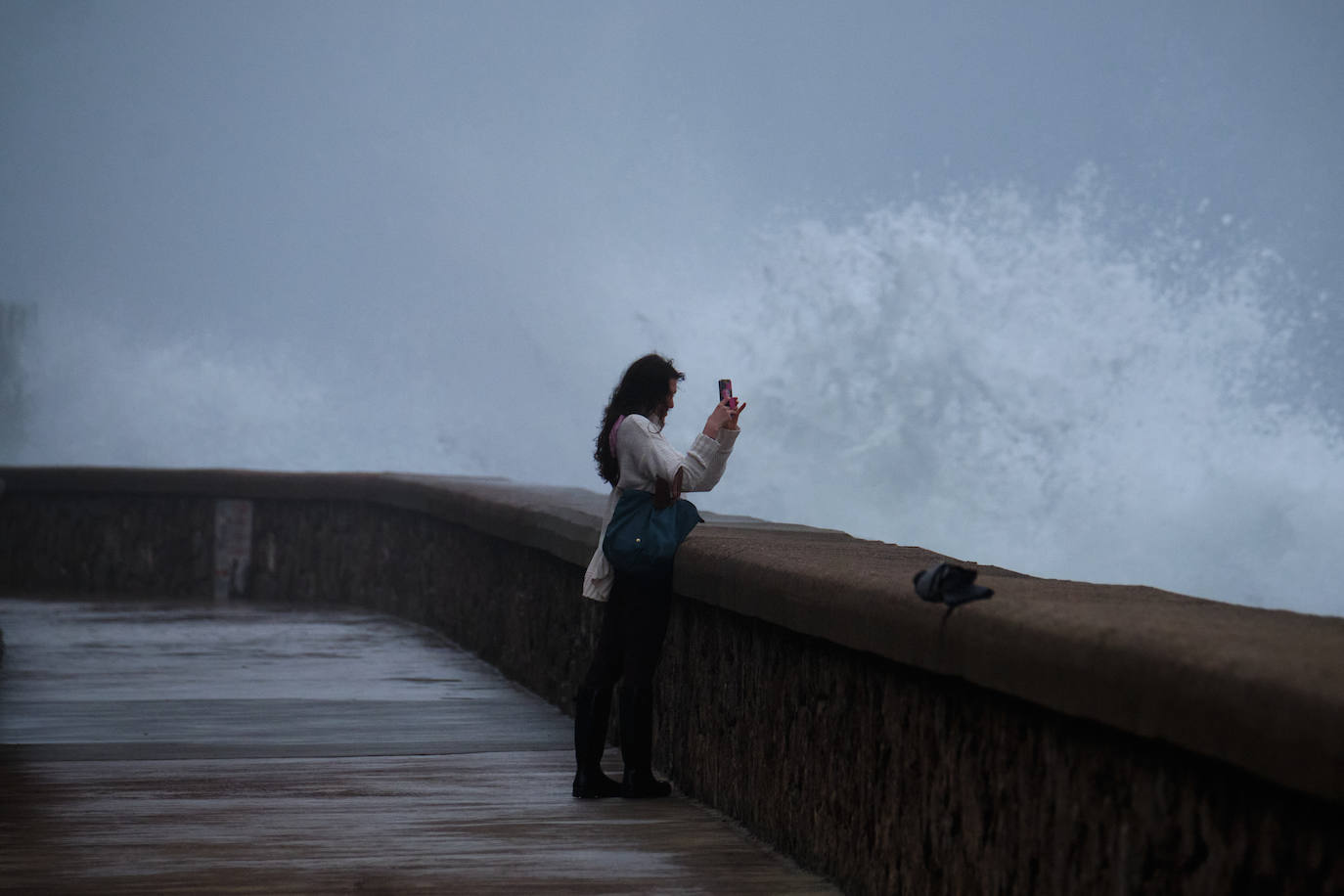 Fotos: Olas en el Paseo Nuevo de Donostia