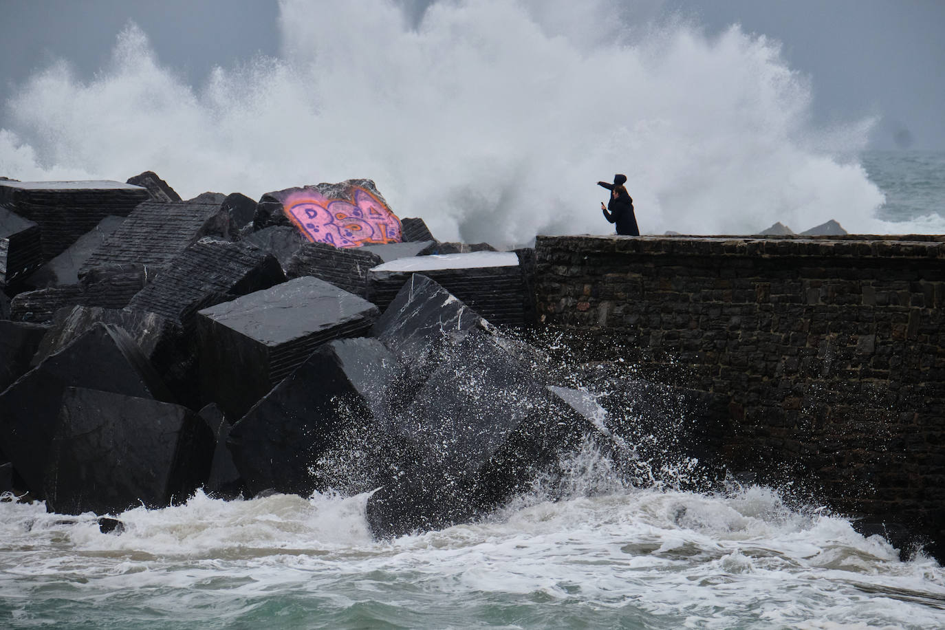 Fotos: Olas en el Paseo Nuevo de Donostia