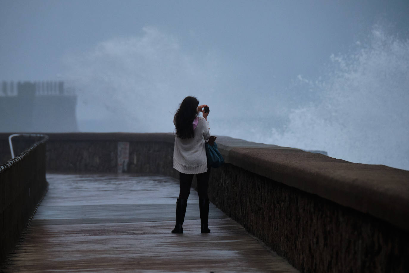 Fotos: Olas en el Paseo Nuevo de Donostia