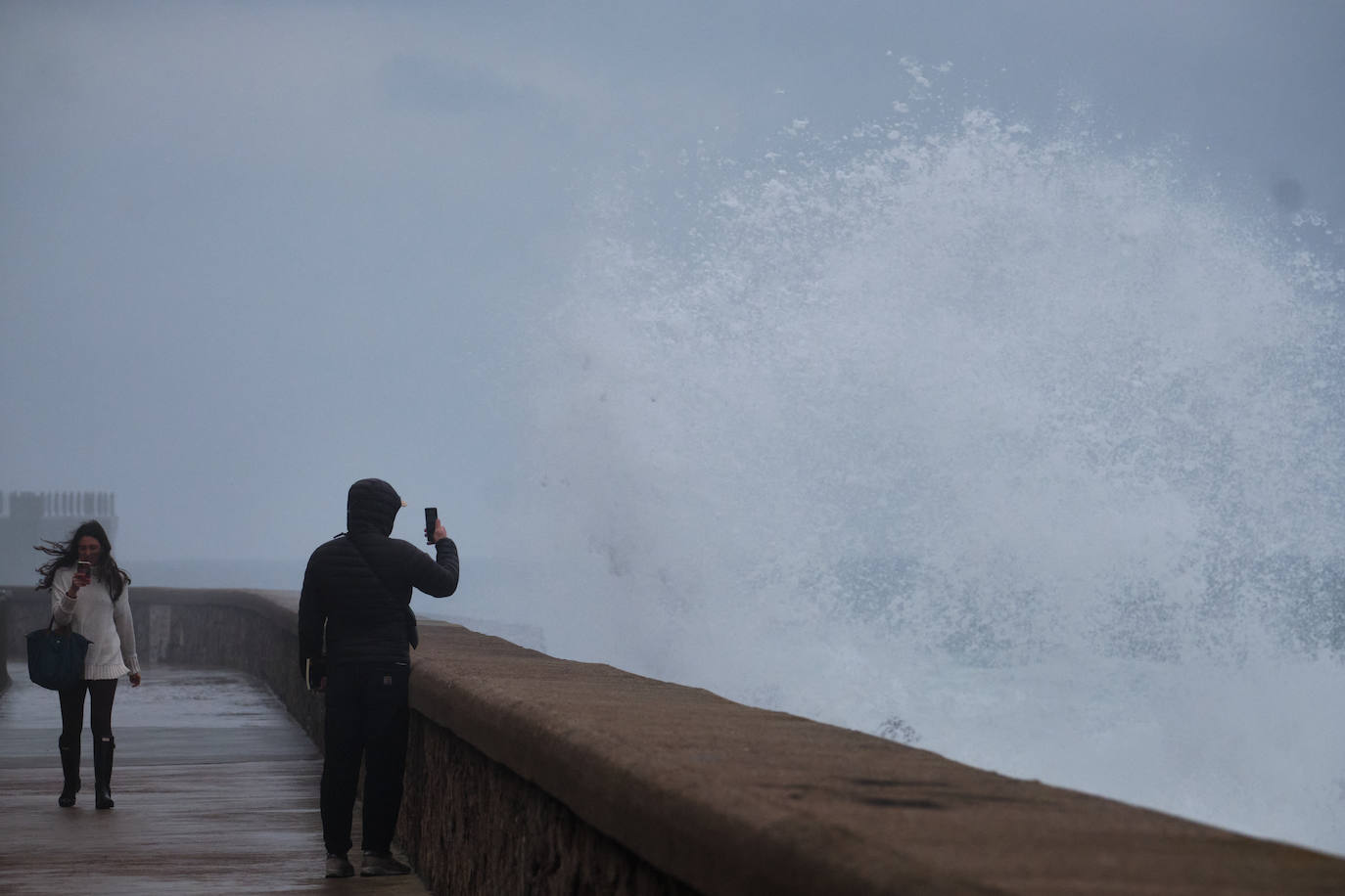 Fotos: Olas en el Paseo Nuevo de Donostia