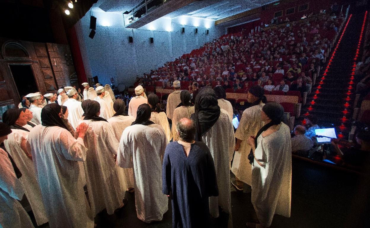 Fotografía de uno de los ensayos abiertos a escolares que realizaba la Asociación Lírica, y que se recuperan con este espectáculo. 