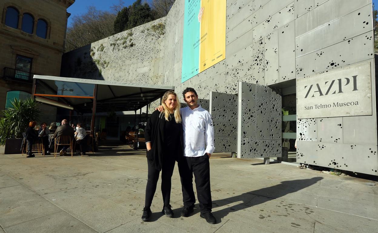 Maite y Paul, artífices del Zazpi, ante el exitosorestaurante del Museo San Telmo ubicado en ladonostiarra Plaza Zuloaga. 