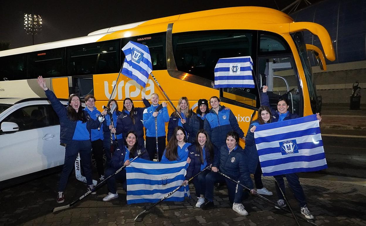 La plantilla del Txuri Urdin, antes de emprender el viaje que les llevó ayer a la noche a Majadahonda. 