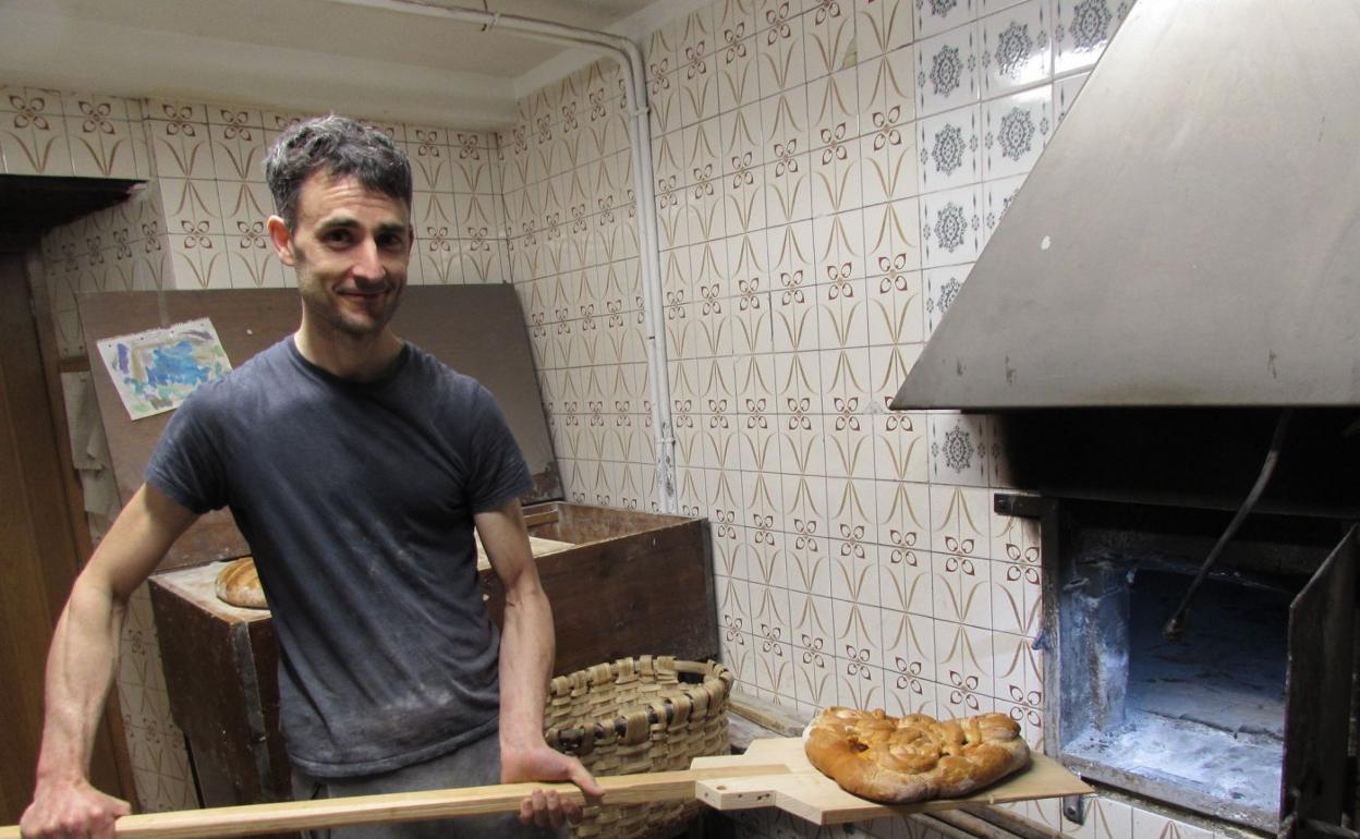 Xabi Abasolo extrae del tricentenario horno de su caserío Errastiko un espléndido karapaixo con 3 huevos y 3 chorizos, todo ecológico. 