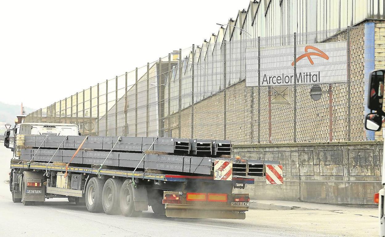 Camiones junto a la planta de ArcelorMittal de Olaberria, que realizó una parada puntual por el elevado coste de la energía.