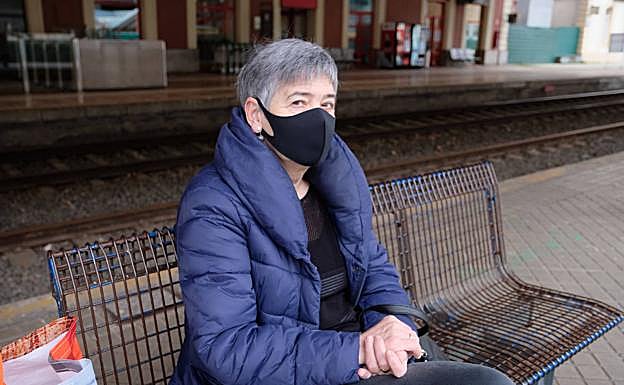 Arantxa Oduna espera sentada en un banco del andén la llegada del tren. 