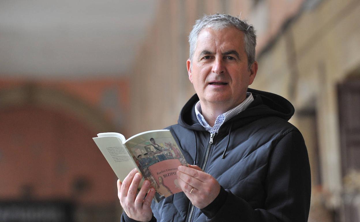 Karlos Linazasoro, 'Bizipox' liburuaren aurkezpenean.