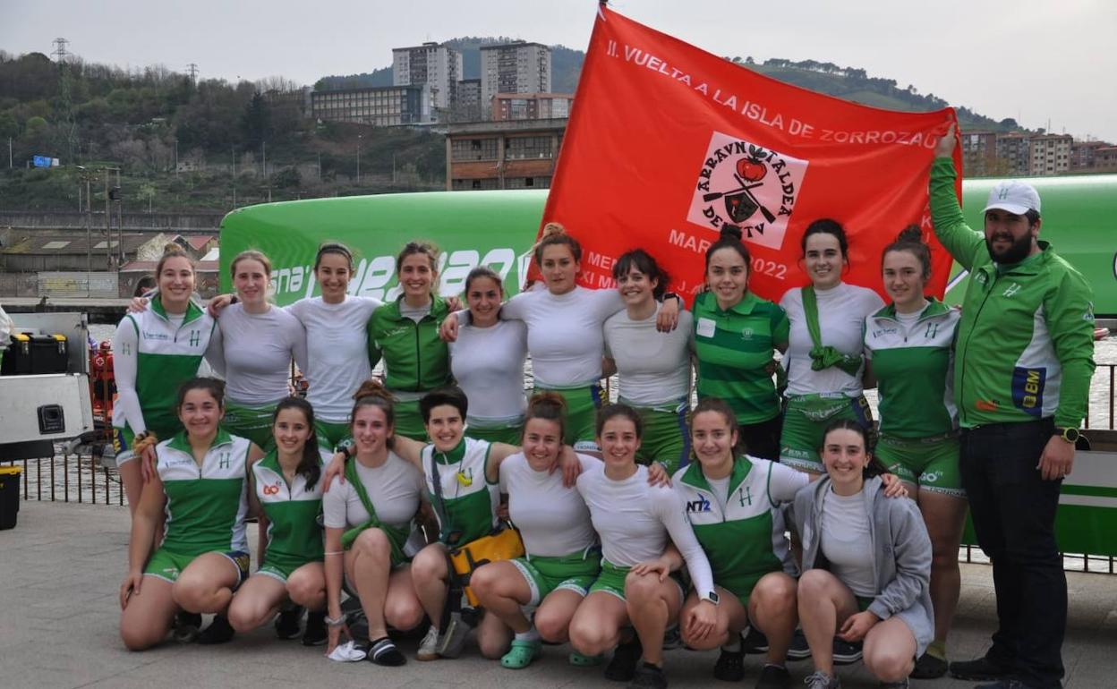 La trainera de Hondarribia con la bandera de Deustu