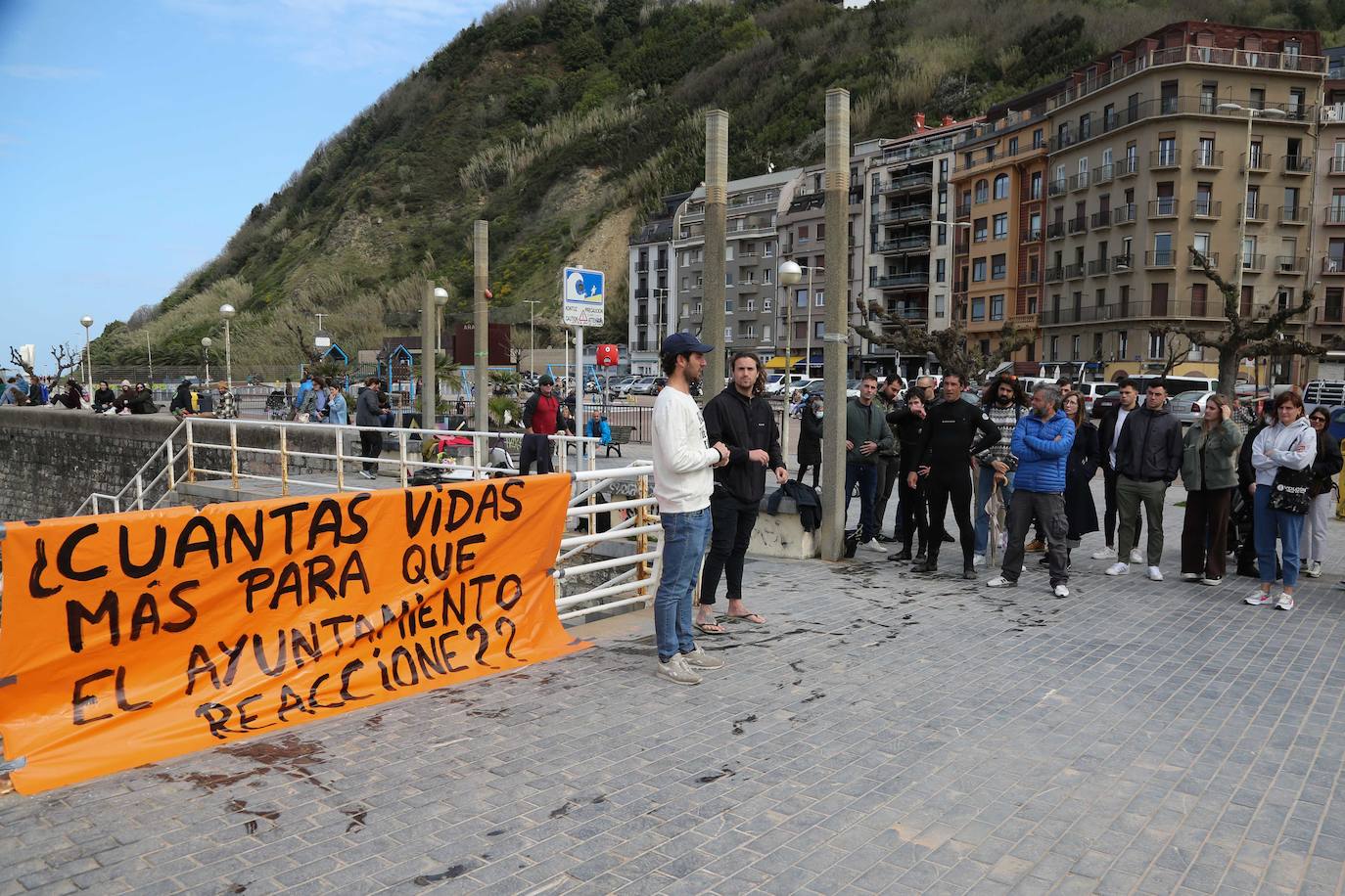 Fotos: Surfistas de la Zurriola homenajean a Randall Cory en un acto en el que han leído una carta de agradecimiento de su familia