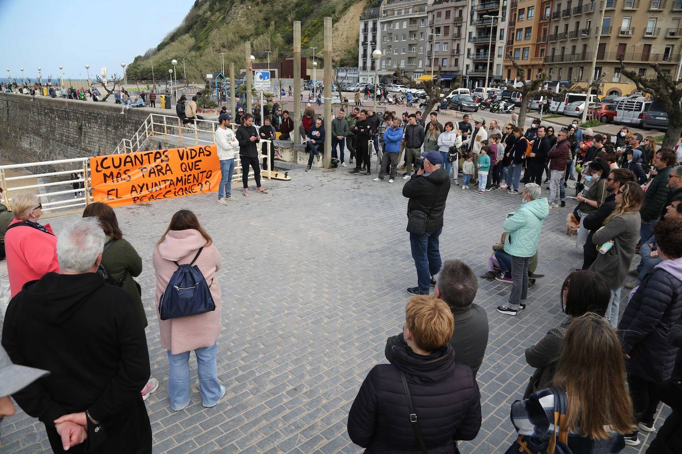 Fotos: Surfistas de la Zurriola homenajean a Randall Cory en un acto en el que han leído una carta de agradecimiento de su familia