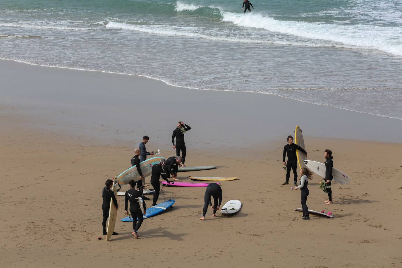Fotos: Surfistas de la Zurriola homenajean a Randall Cory en un acto en el que han leído una carta de agradecimiento de su familia