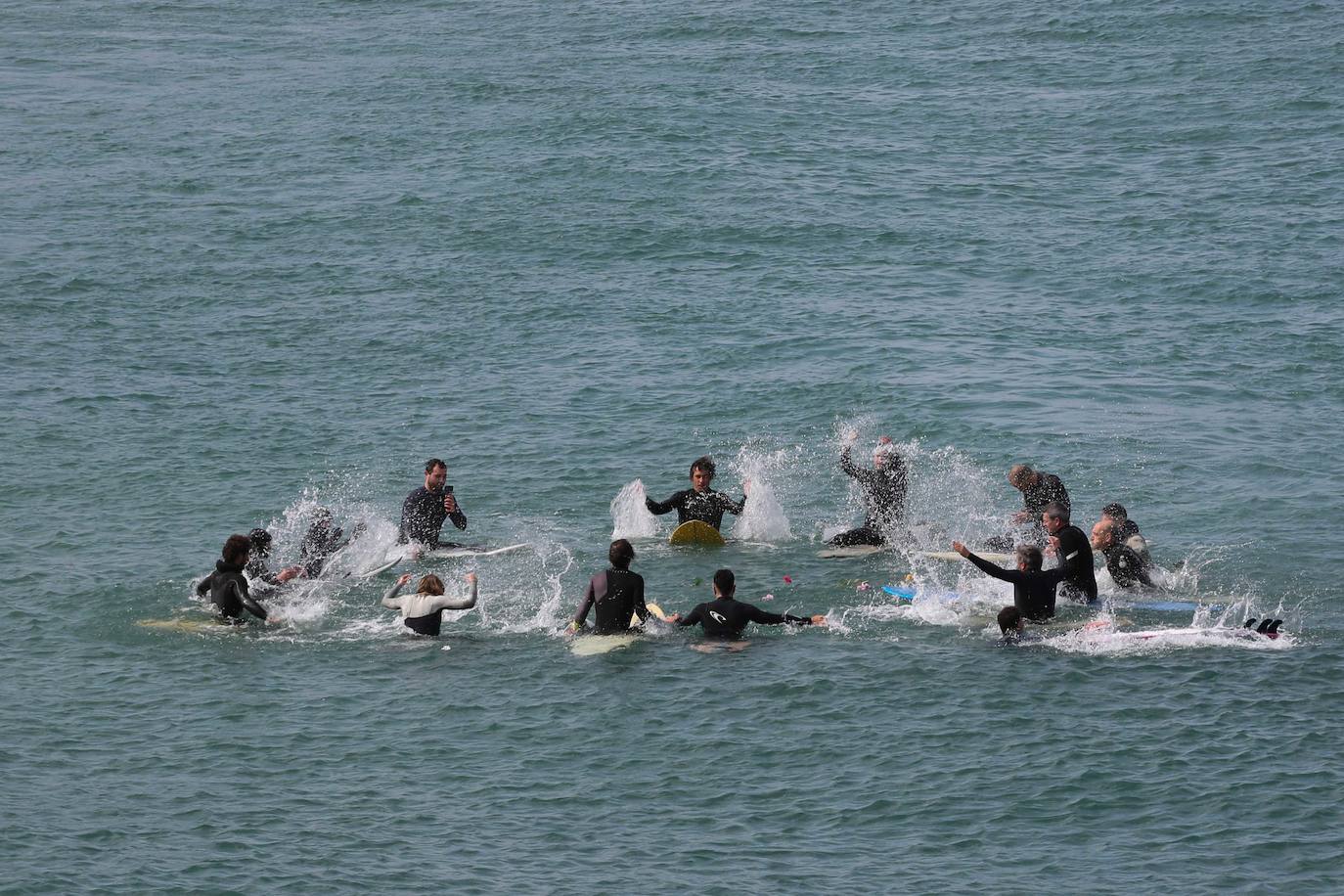 Fotos: Surfistas de la Zurriola homenajean a Randall Cory en un acto en el que han leído una carta de agradecimiento de su familia