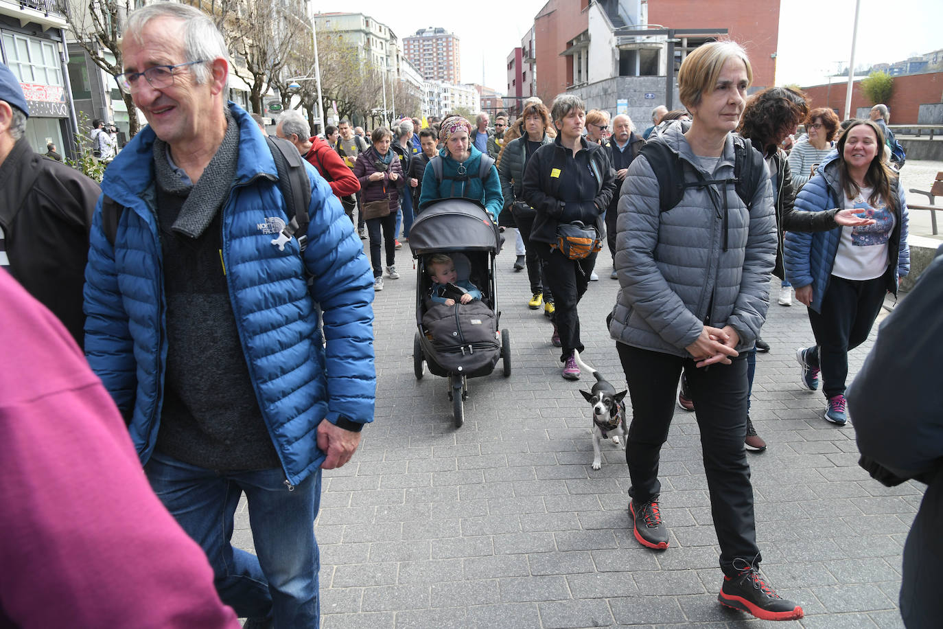 Fotos: Varios centenares de personas han participado en la marcha antirracista convocada por SOS Arrazakeria