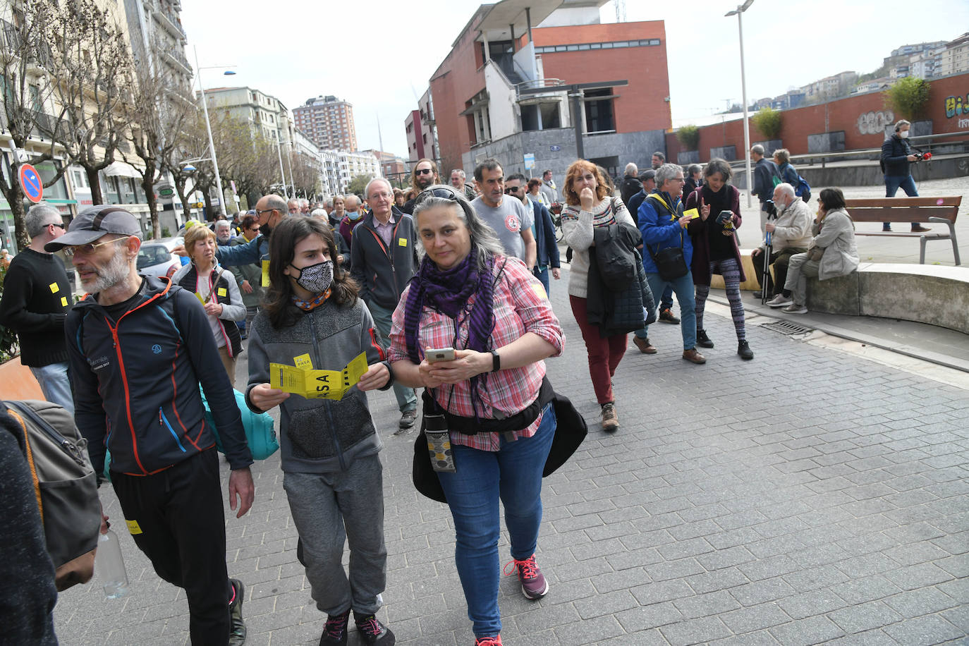 Fotos: Varios centenares de personas han participado en la marcha antirracista convocada por SOS Arrazakeria