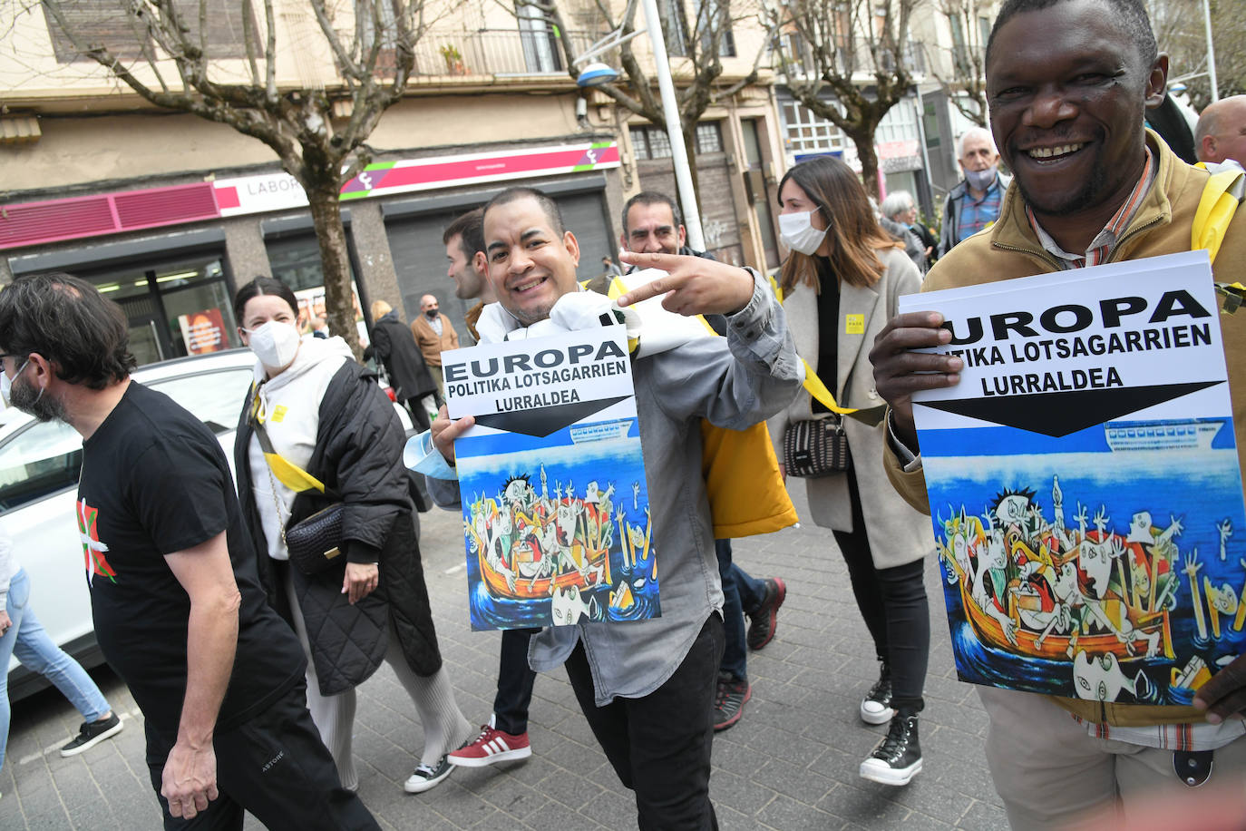 Fotos: Varios centenares de personas han participado en la marcha antirracista convocada por SOS Arrazakeria