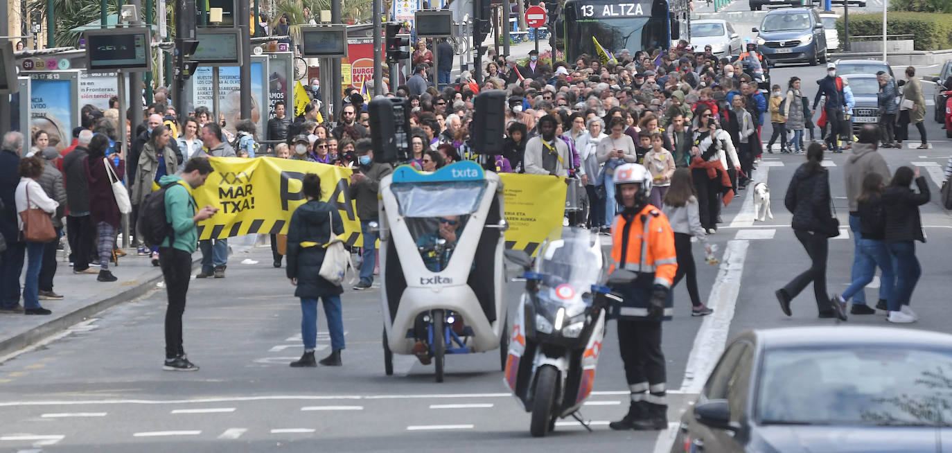 Fotos: Varios centenares de personas han participado en la marcha antirracista convocada por SOS Arrazakeria