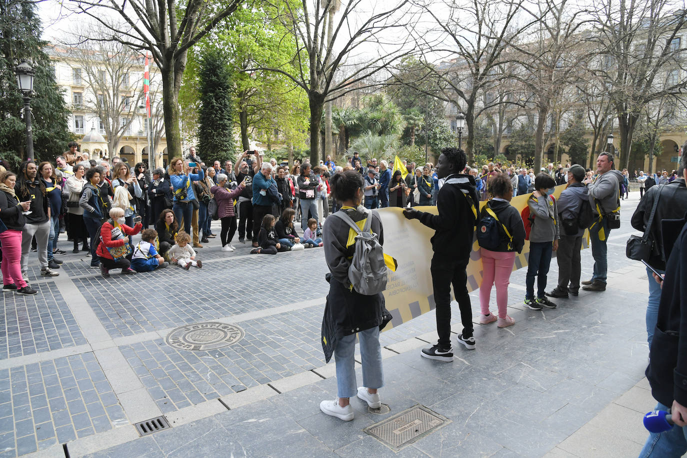 Fotos: Varios centenares de personas han participado en la marcha antirracista convocada por SOS Arrazakeria