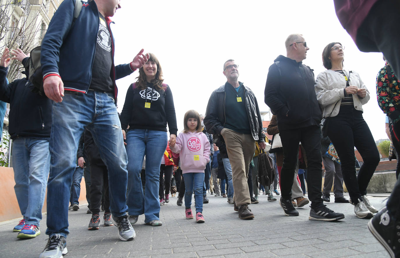 Fotos: Varios centenares de personas han participado en la marcha antirracista convocada por SOS Arrazakeria