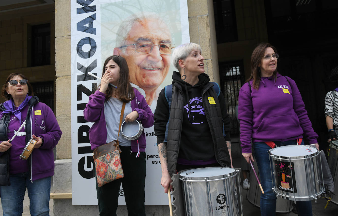 Fotos: Varios centenares de personas han participado en la marcha antirracista convocada por SOS Arrazakeria