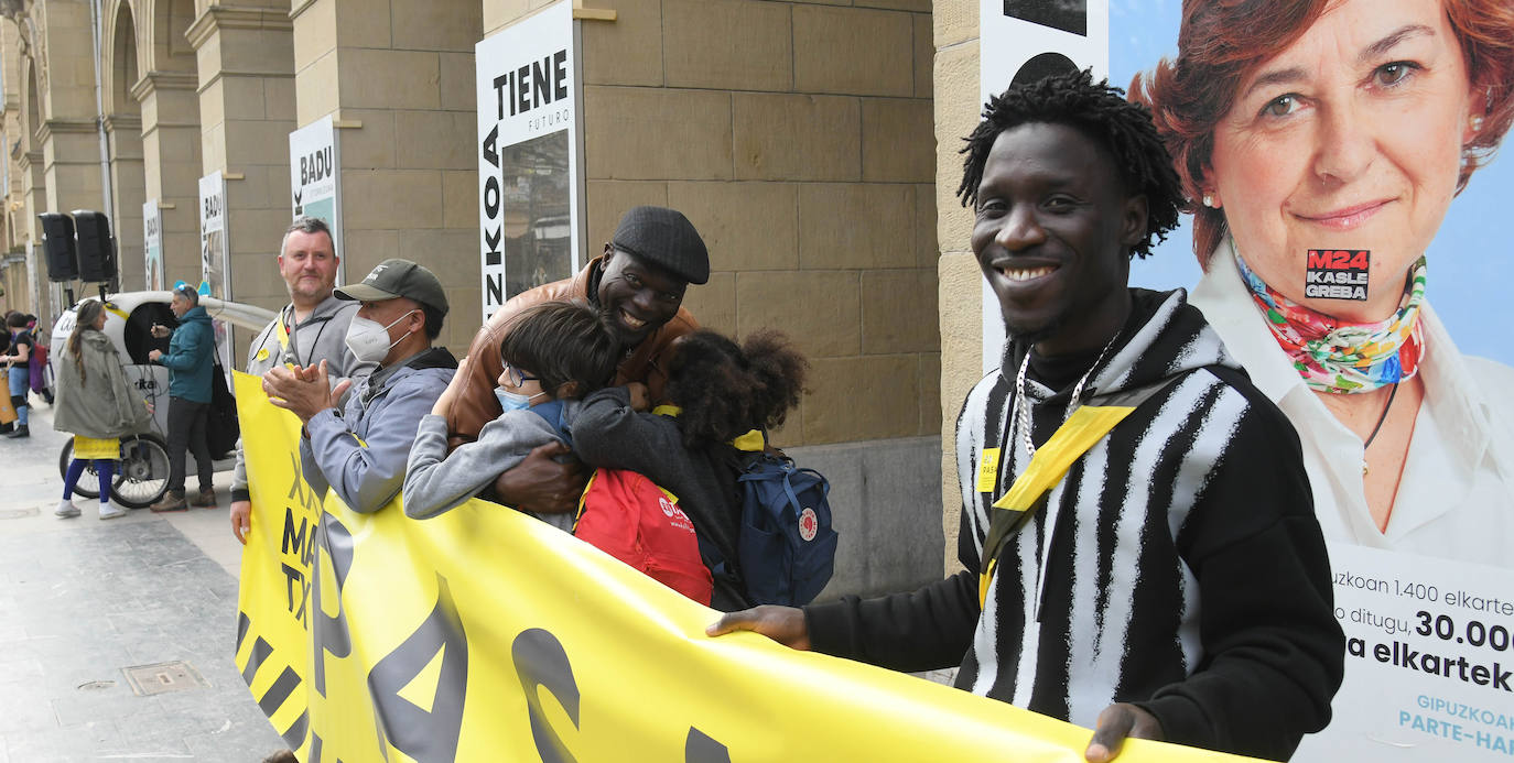 Fotos: Varios centenares de personas han participado en la marcha antirracista convocada por SOS Arrazakeria