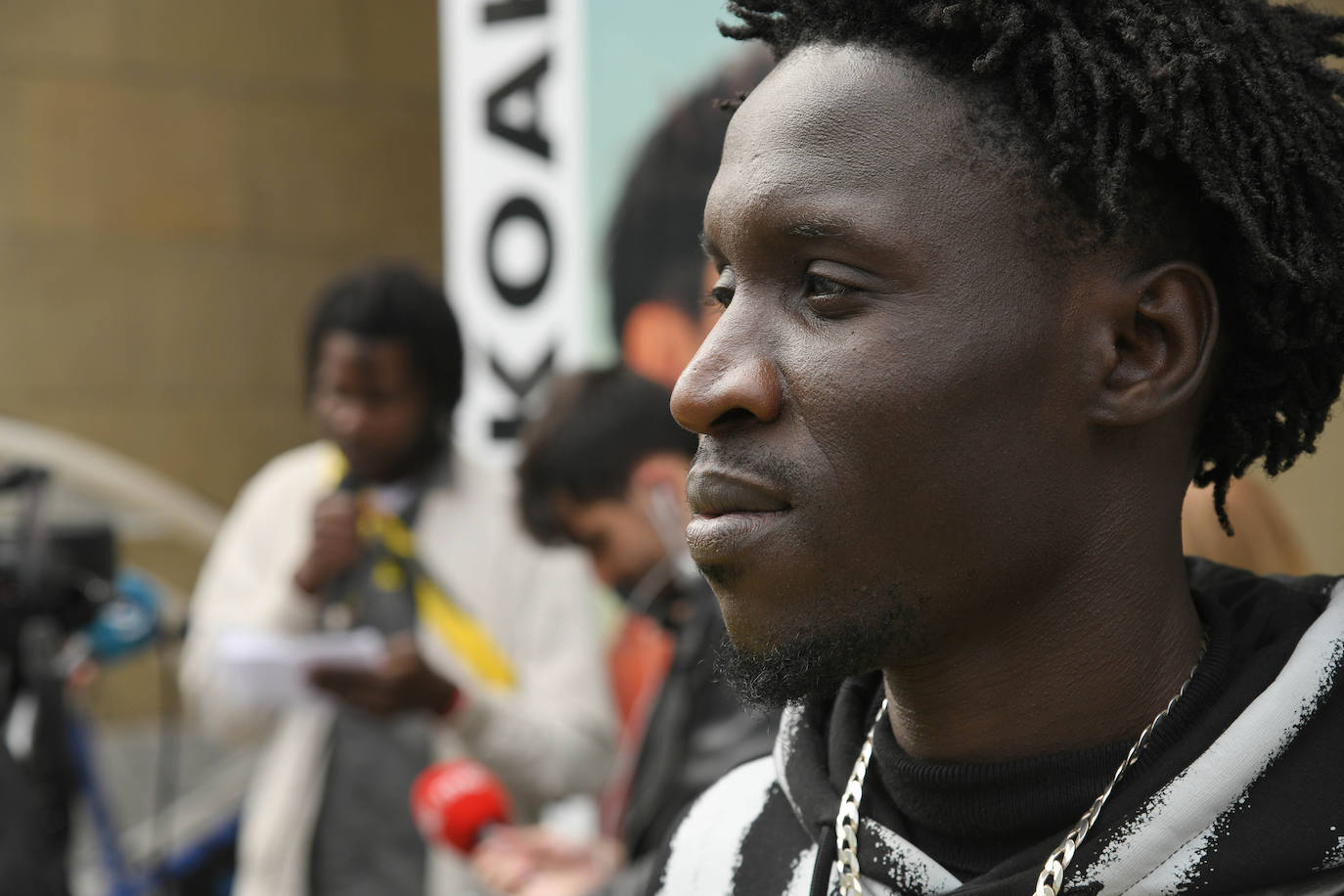 Fotos: Varios centenares de personas han participado en la marcha antirracista convocada por SOS Arrazakeria