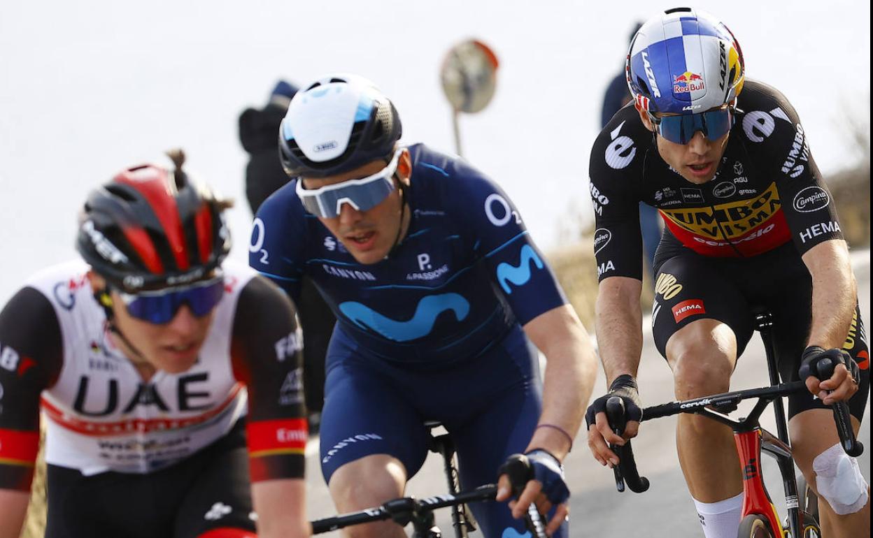 Momento en el que Van Aert alcanza al dúo formado por Pogacar y Aranburu en el Poggio.