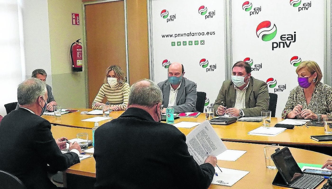 Urkullu y Egibar, de espaldas, frente a Ortuzar y Hualde, ayer en Pamplona.