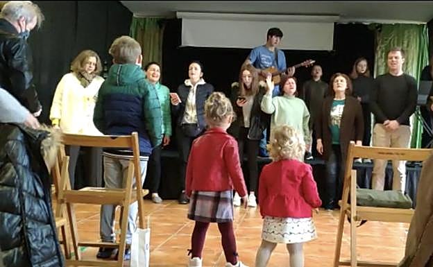 Celebración de ucranianos el domingo en la Iglesia Evangélica de Irun.