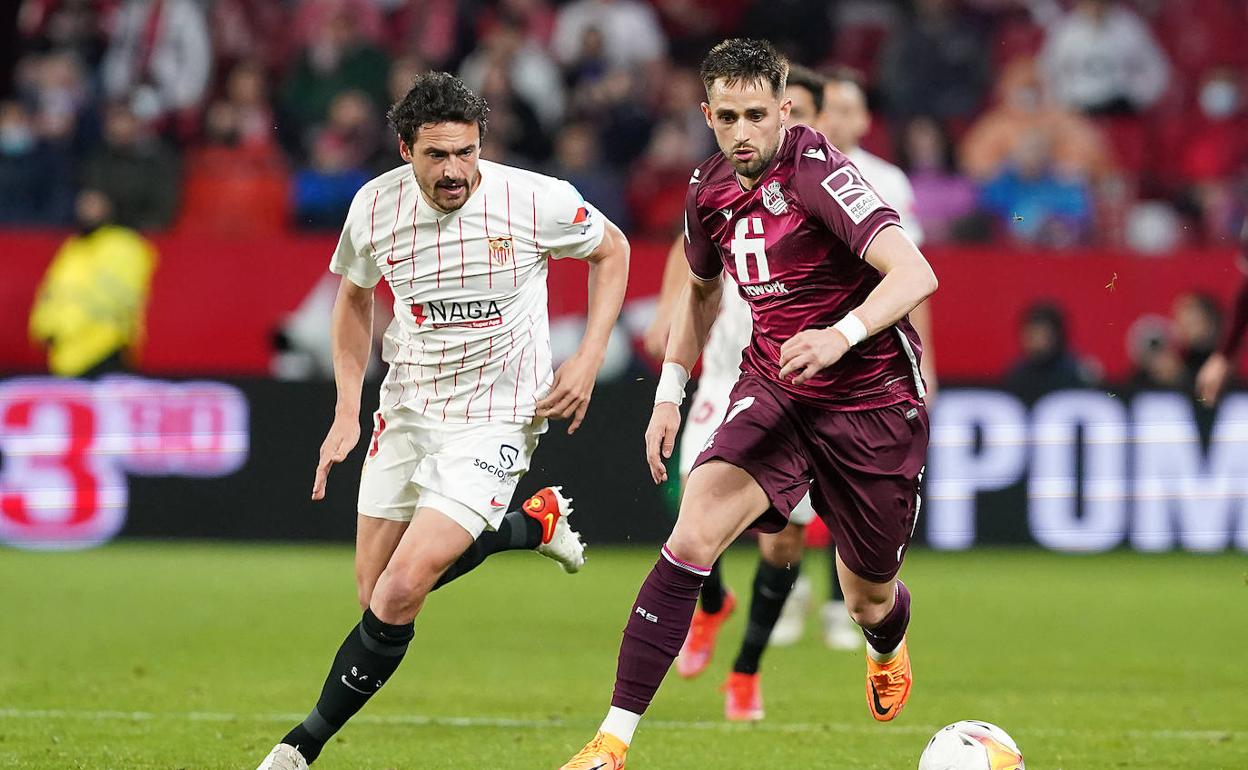 Adnan Januzaj se escapa de Delaney, el domingo en el Pizjuán.