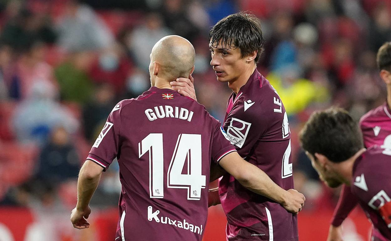 Le Normand felicita a Guridi a la finalización del partido del Pizjuán por los buenos minutos que aportó al equipo en la segunda mitad.