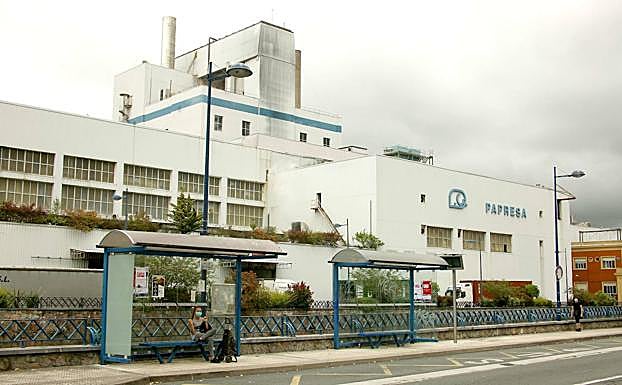 La mayoría está ajustando la producción pero tendrán que suspenderla si sigue la huelga 