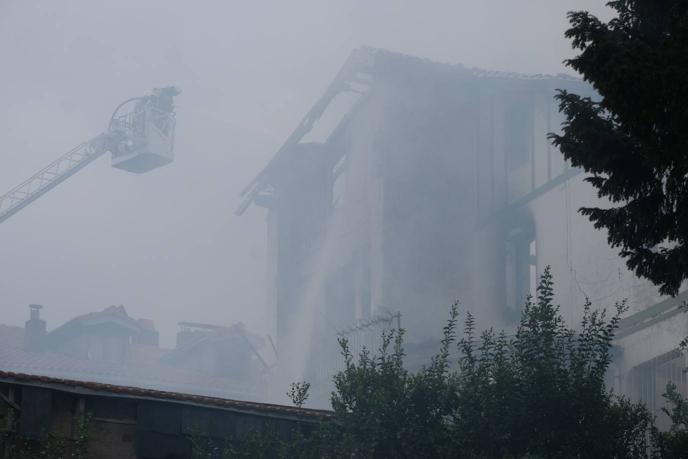 Fotos: Espectacular incendio en una villa en Jai Alai