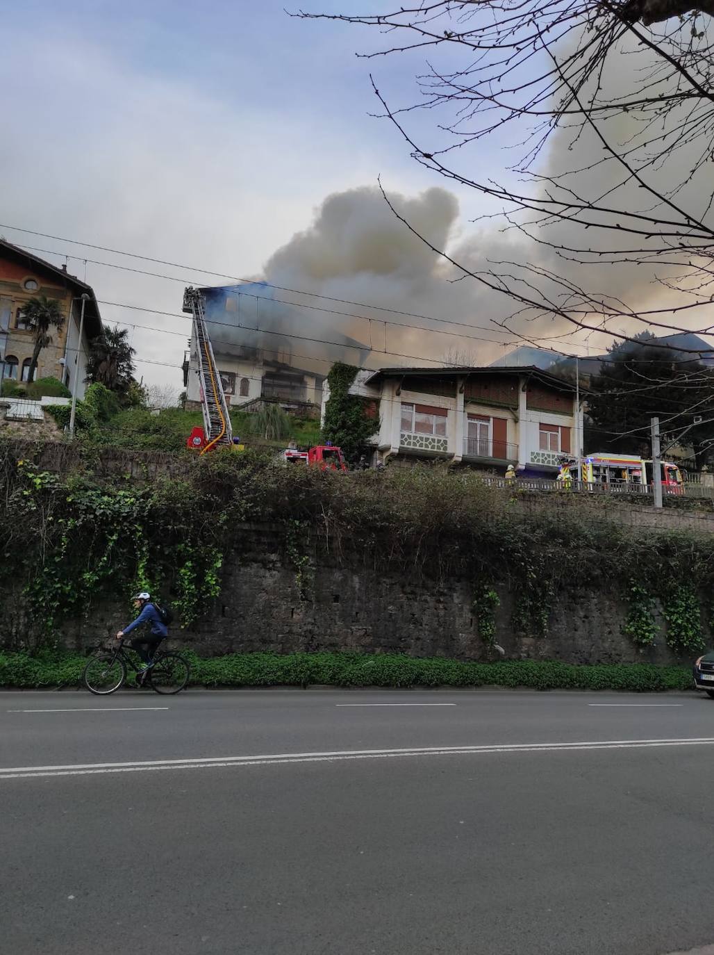 Fotos: Espectacular incendio en una villa en Jai Alai