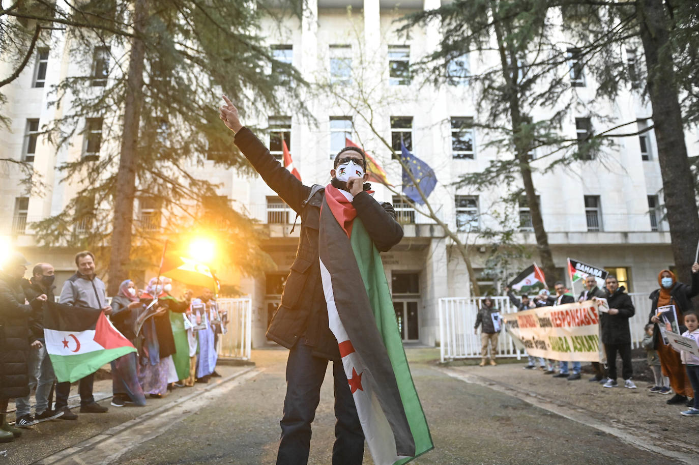 Fotos: Protesta en Donostia por el giro del Gobierno central sobre el Sáhara