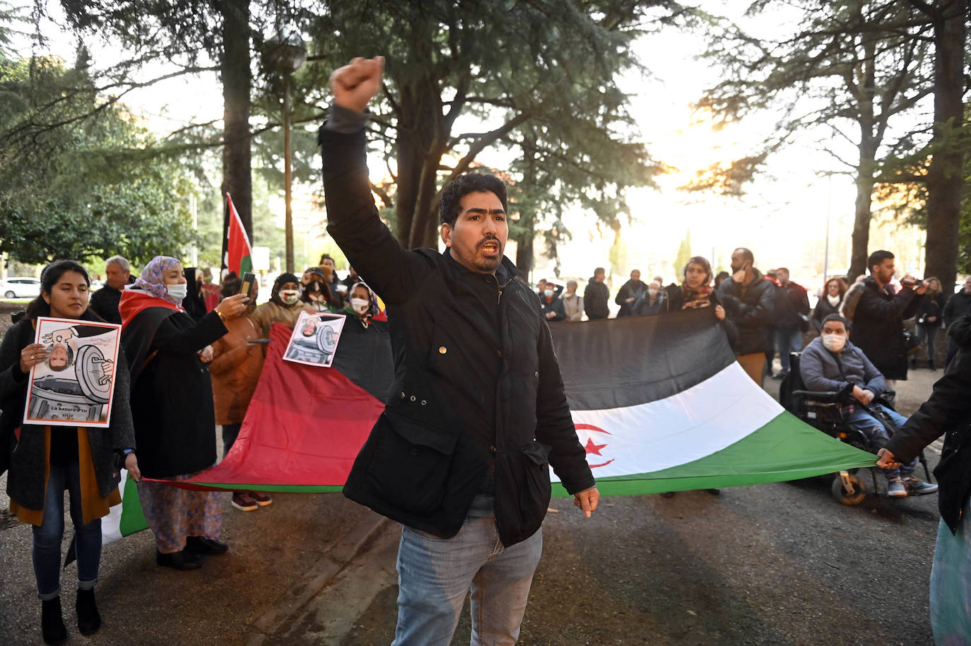 Fotos: Protesta en Donostia por el giro del Gobierno central sobre el Sáhara