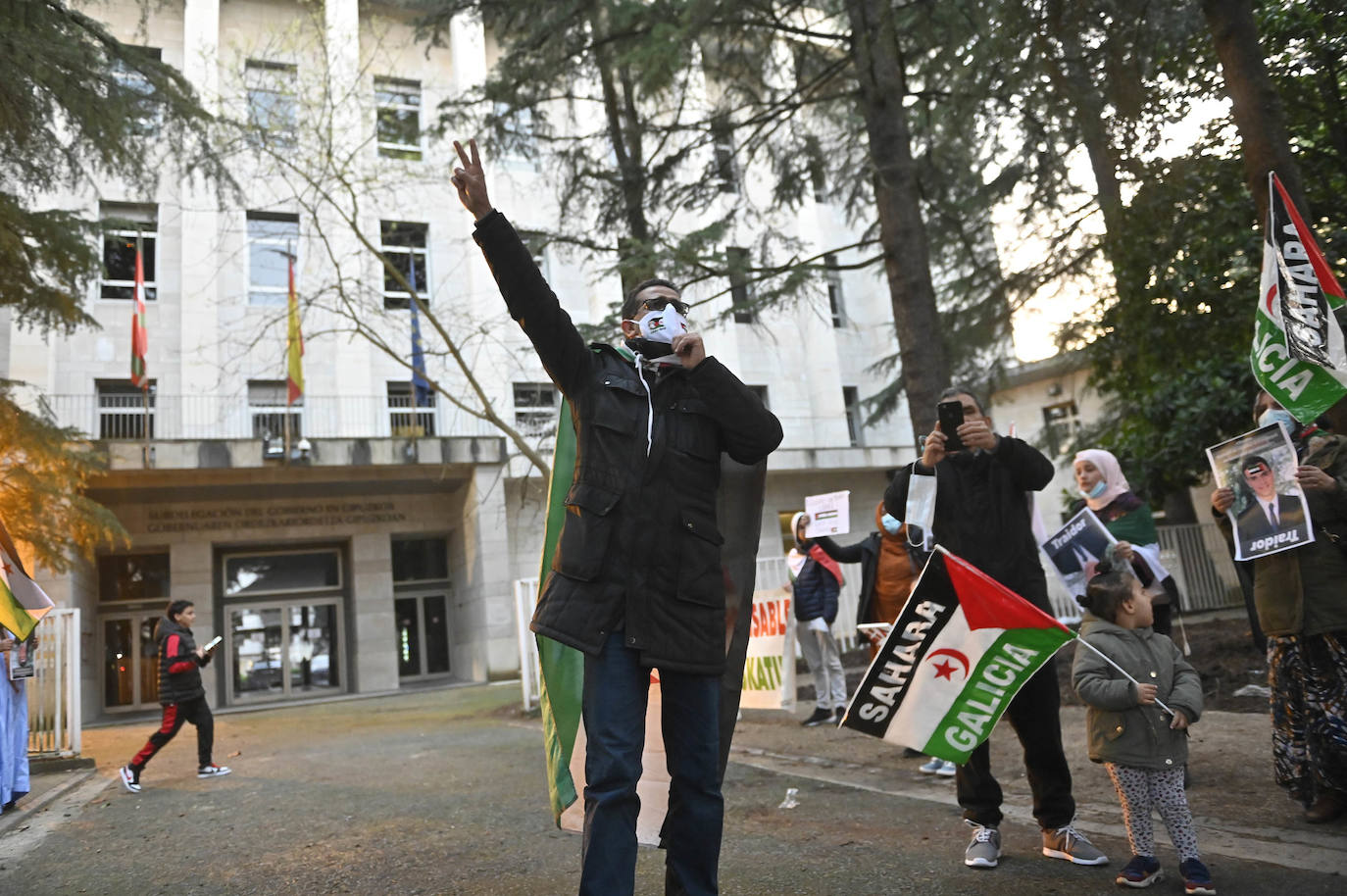 Fotos: Protesta en Donostia por el giro del Gobierno central sobre el Sáhara