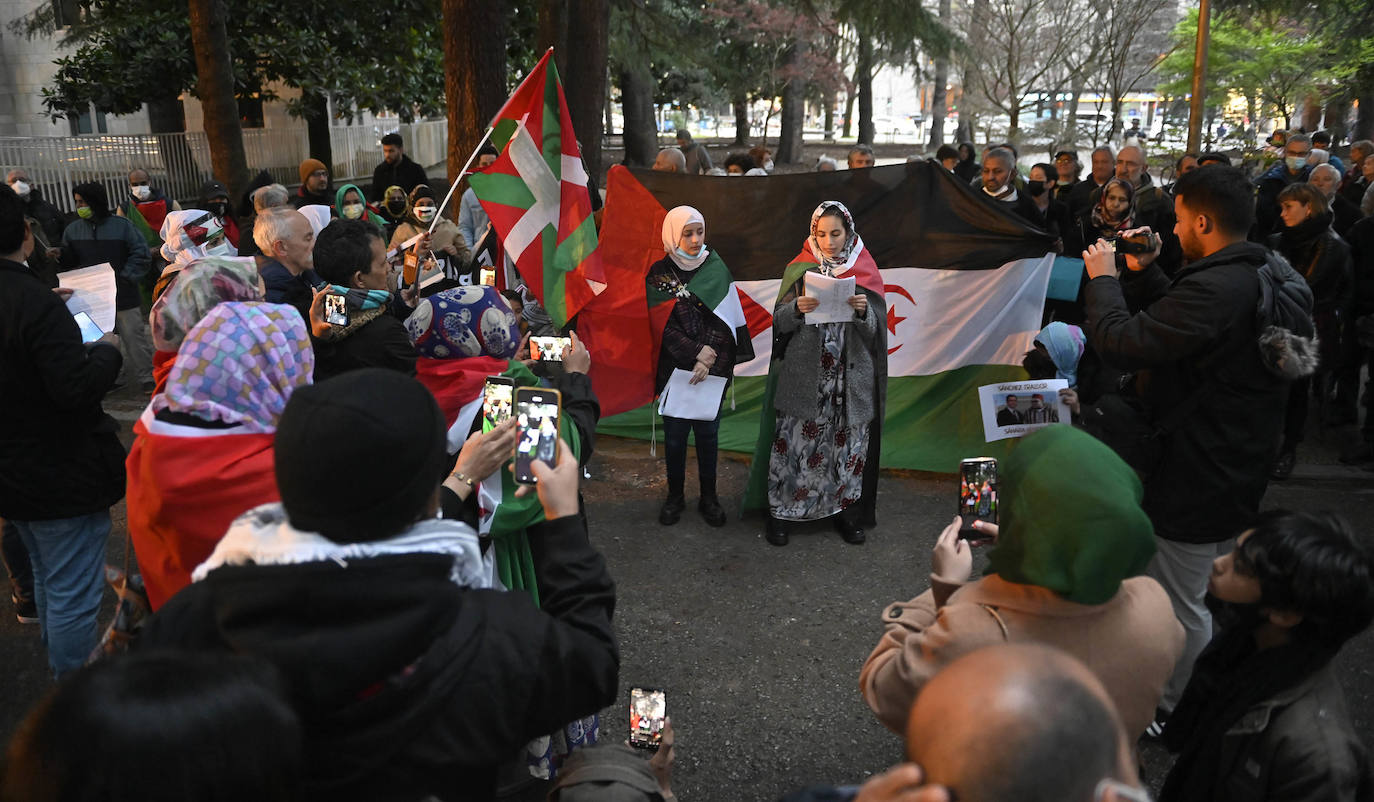 Fotos: Protesta en Donostia por el giro del Gobierno central sobre el Sáhara