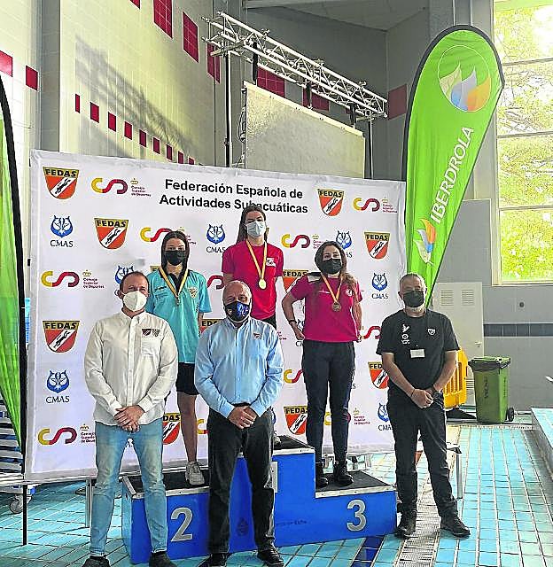 Irati Lacunza en el primer puesto del podio tras los Campeonatos de España por Comunidades Autónomas. 