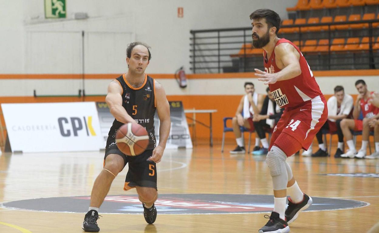 Beñat Hevía, con la pelota ante Josep Franch. 