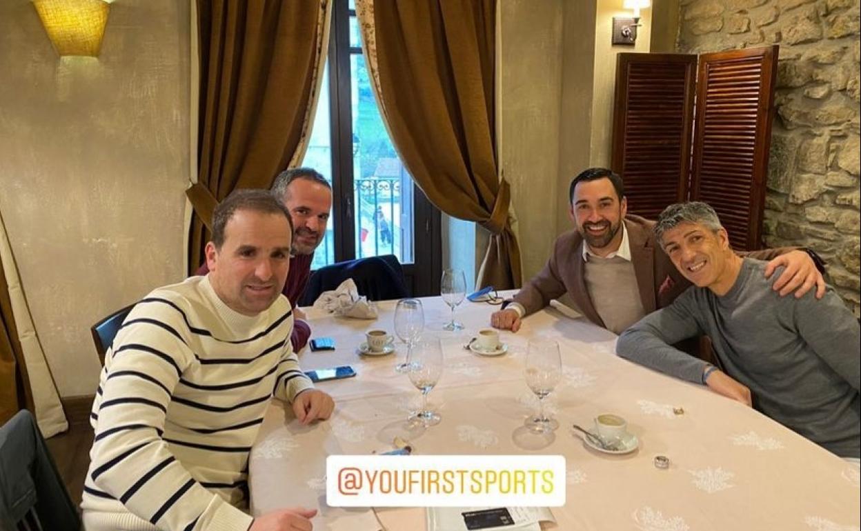 Jagoba Arrasate, Mikel Abete, Juan Ugarte e Imanol Alguacil disfrutan de una comida 