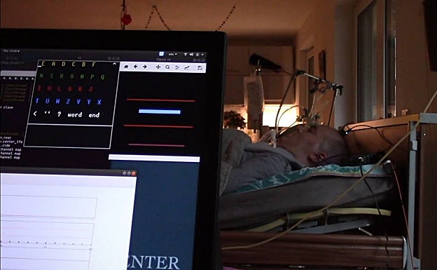 Fotograma del vídeo en que el paciente se comunica con el sistema BCI, publicado en la revista 'Nature', el 22 de marzo. 