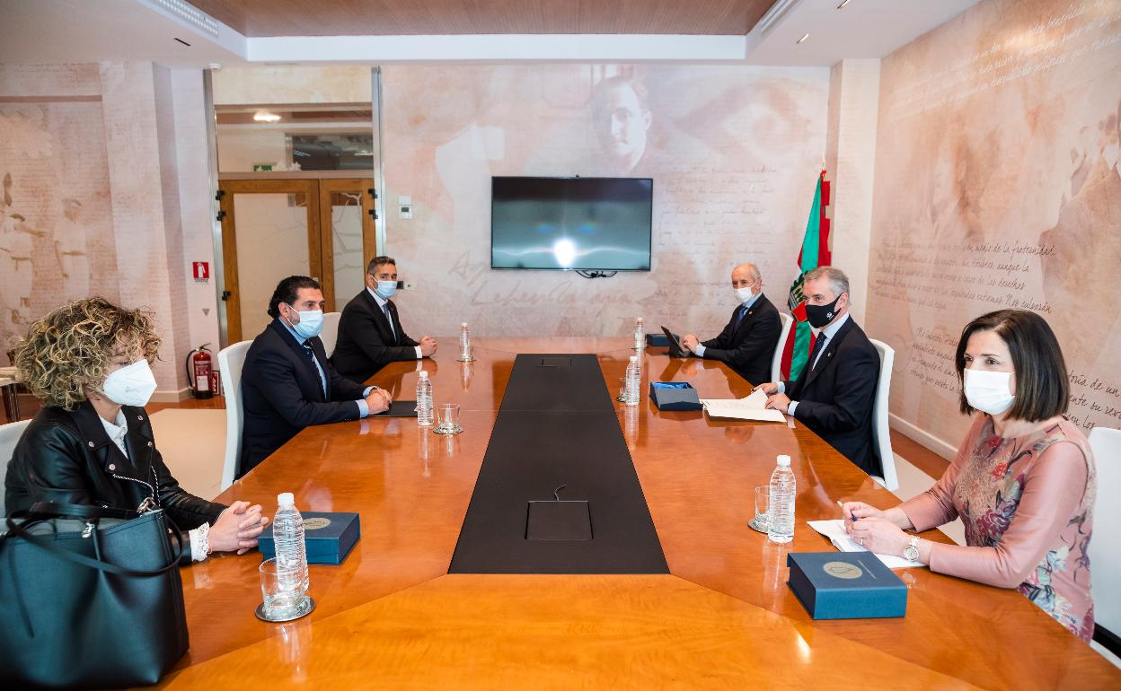 Lorena Díez Elorza y Julio Rivero, en la reunión con el lehendakari, Erkoreka y Artolazabal, esta mañana en Lehendakaritza. 