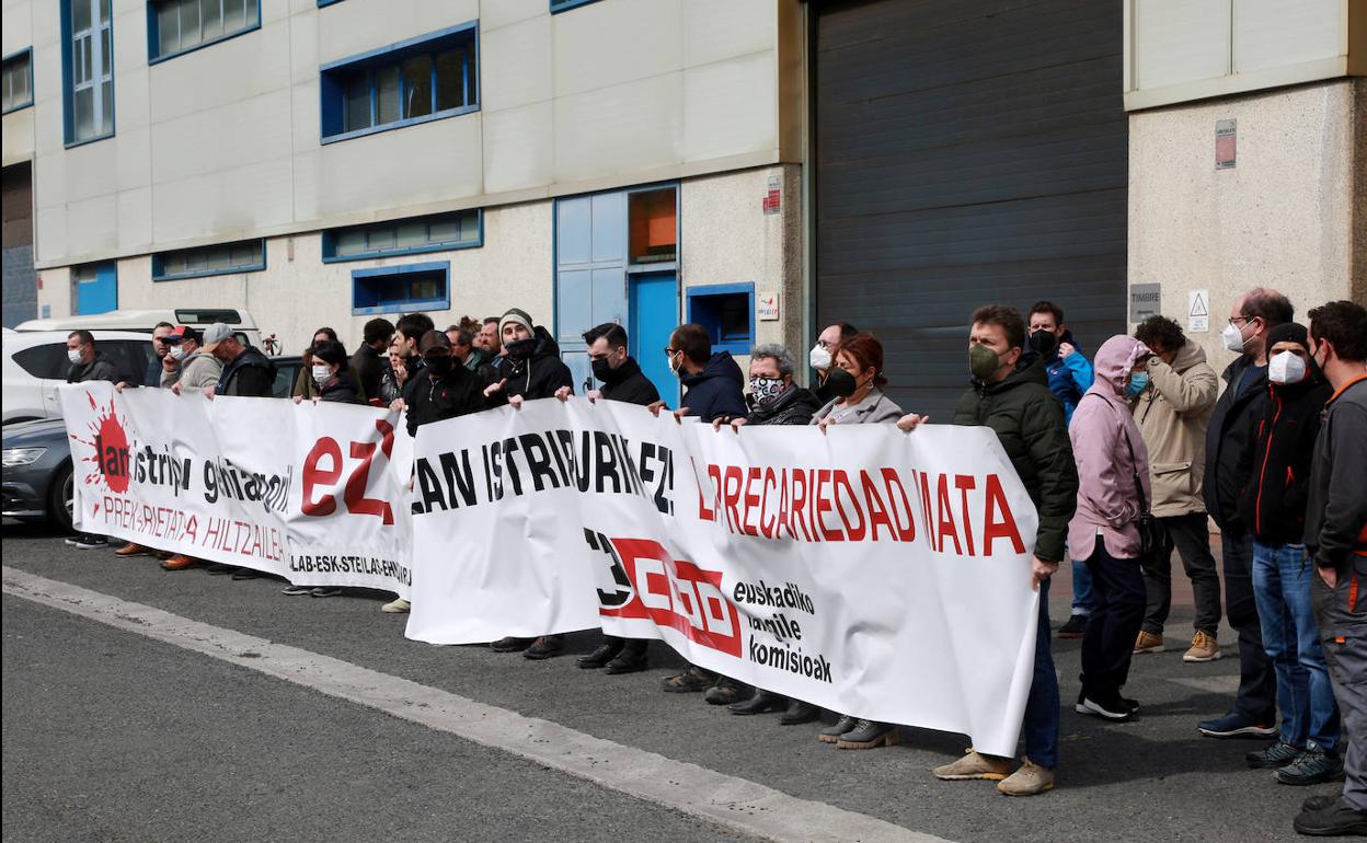 Cocentración este martes delante de la empresa Goilaser de Zegama.