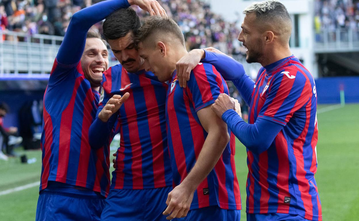 Los jugadores del Eibar celebran el segundo gol de Corpas ante el Burgos