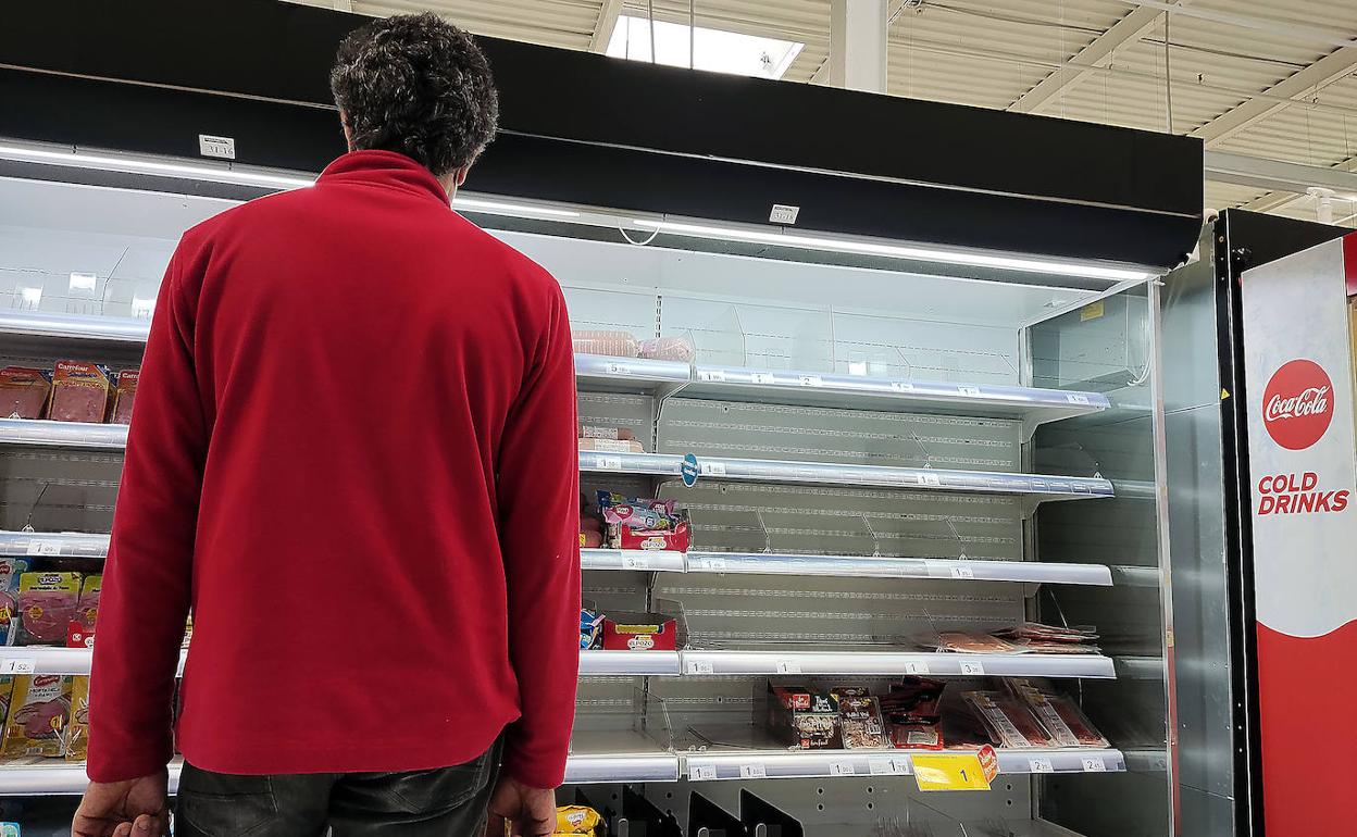 Un cliente en el supermercado Carrefour en Oiartzun este martes.