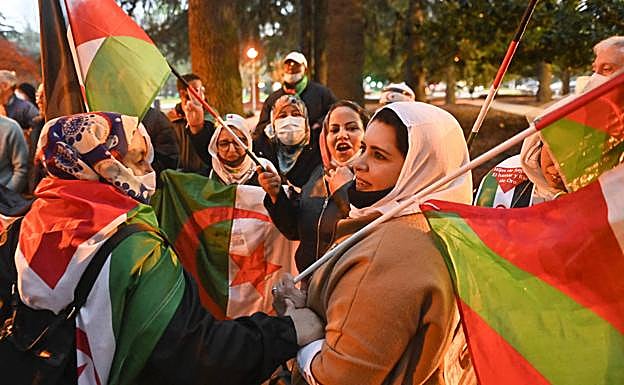 Galería. Protesta en Donostia por el giro del Gobierno central sobre el Sáhara. 