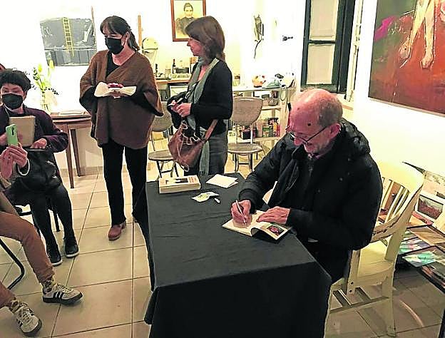 Luisma Giménez escribiendo dedicatorias tras la presentación de su libro.